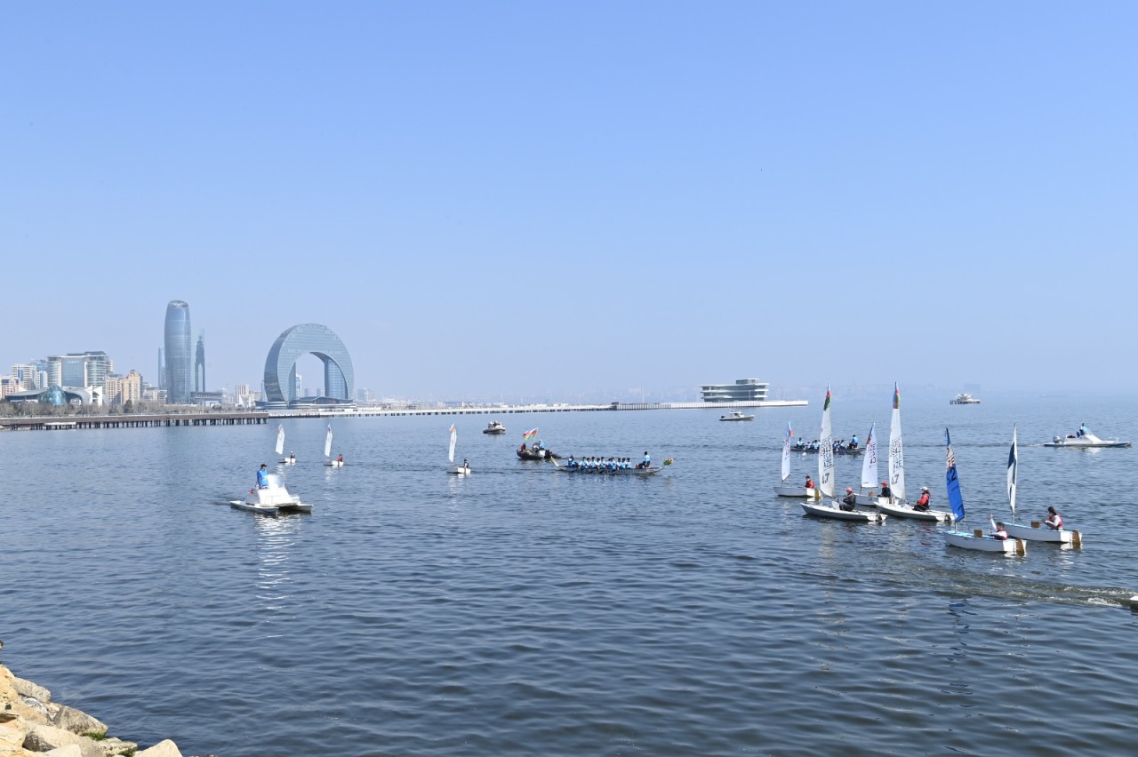 Paytaxtda Xəzərin suları avarçəkmə və yelkənli qayıqlarla bəzəndi - FOTOLAR